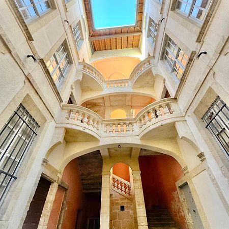 Au Coeur Du Centre Historique - Immeuble Classe - Terrasse - Climatise Nîmes Eksteriør billede